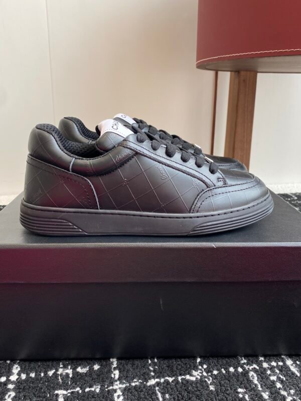 Chanel sneaker 2025072212